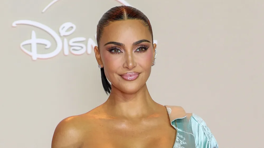 Kim Kardashian fess