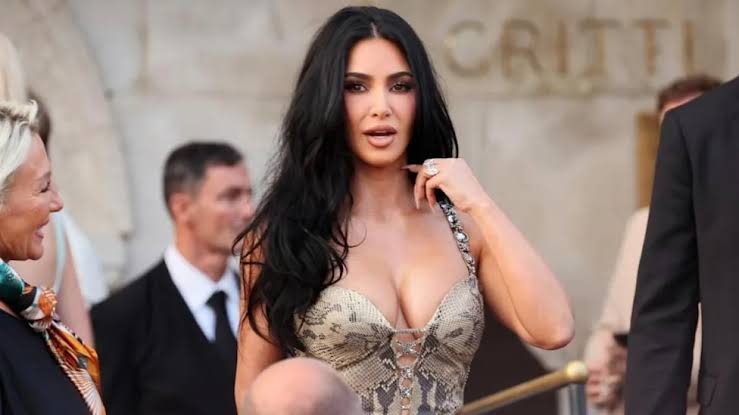 Kim Kardashian fess