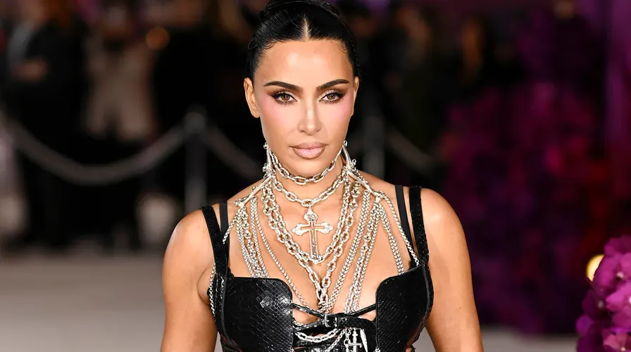 Kim Kardashian fess